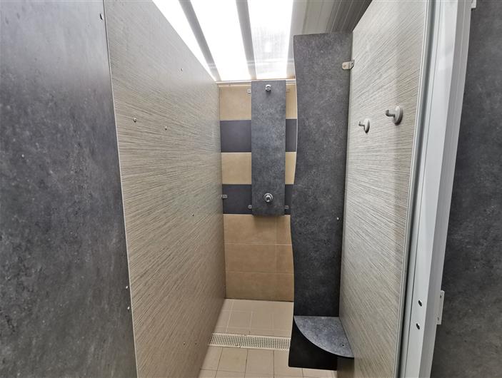 Bloc sanitaire de la 2ème entrée - douche - eau chaude inclus