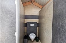 Bloc sanitaire 2ème entrée du camping les Goélands à Ambon  - WC