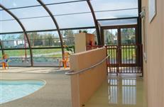 La piscine est accessibles pour entrée directement avec son fauteuil par le pédiluve ou par une porte