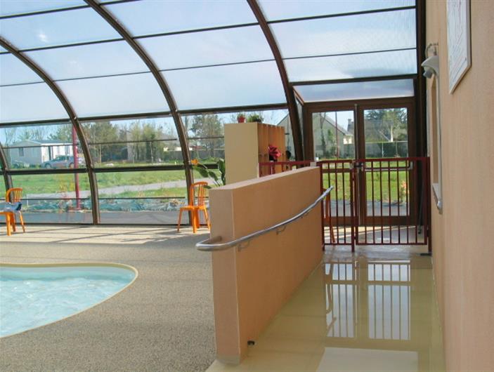 La piscine est accessibles pour entrée directement avec son fauteuil par le pédiluve ou par une porte
