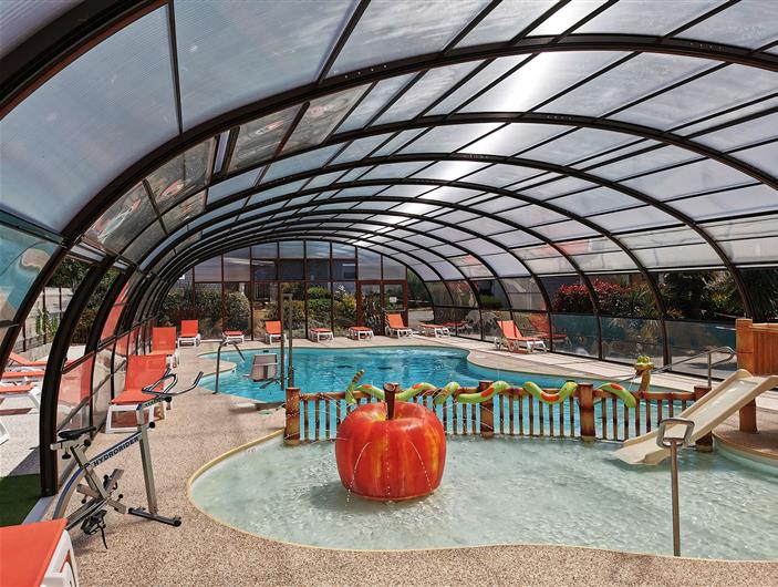Piscine aménagé pour personnes à mobilité réduite