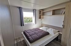 Location mobil home pour 6 personnes, chambre avec vue sur la mer - Camping Les Goélands 56190 Ambon - grande- chambre-