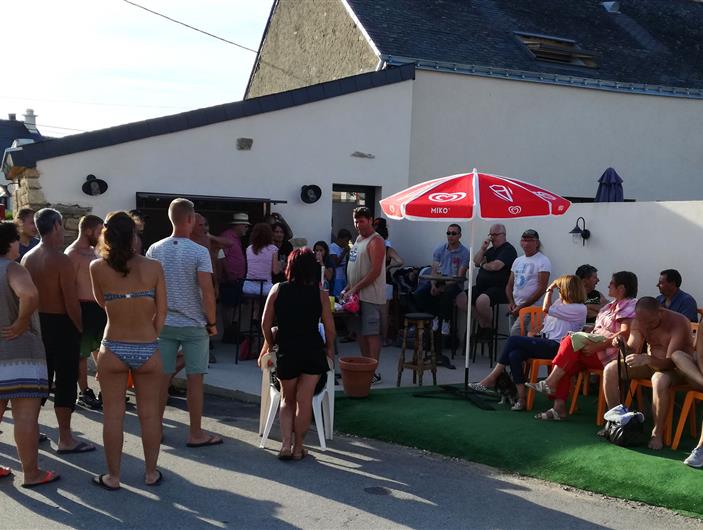 Joueurs de palets autour du bar