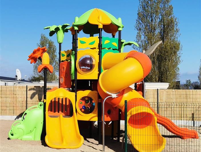 Grande structure multi activités dés 4 ans avec toboggans