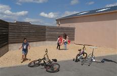 Aire de jeux pour les enfants - cheval à ressort coté piscine