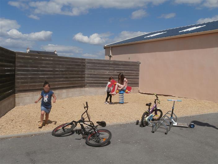 Aire de jeux pour les enfants - cheval à ressort coté piscine