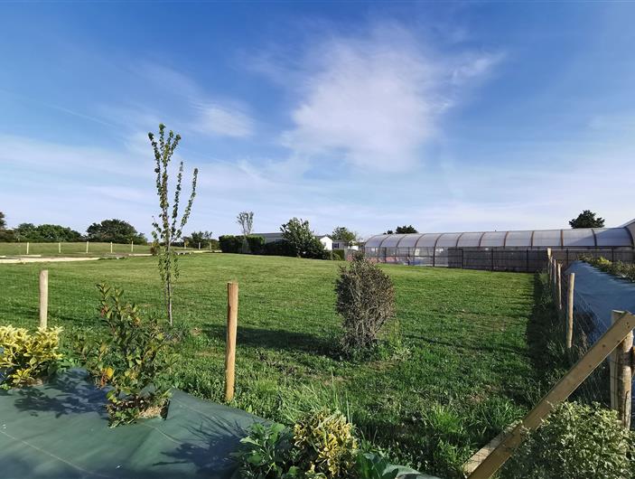 Vue et accès à la zone de jeux, de la piscine du camping Parc Les Goélands à Bétahon