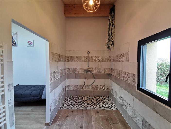 Chambre avec salle de bain avec douche à l'italienne adaptée