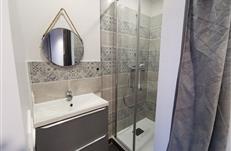 Petite salle d'eau privative de la chambre à l'étage pour 3 pers