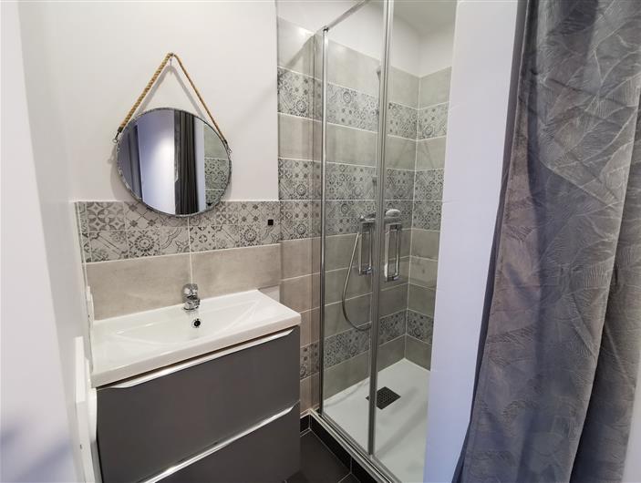 Petite salle d'eau privative de la chambre à l'étage pour 3 pers