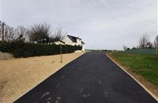Entré du gîte Grand Breizh à Bétahon - Parking pour 8 voitures