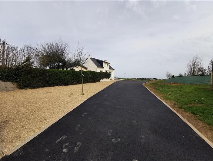 Entré du gîte Grand Breizh à Bétahon - Parking pour 8 voitures