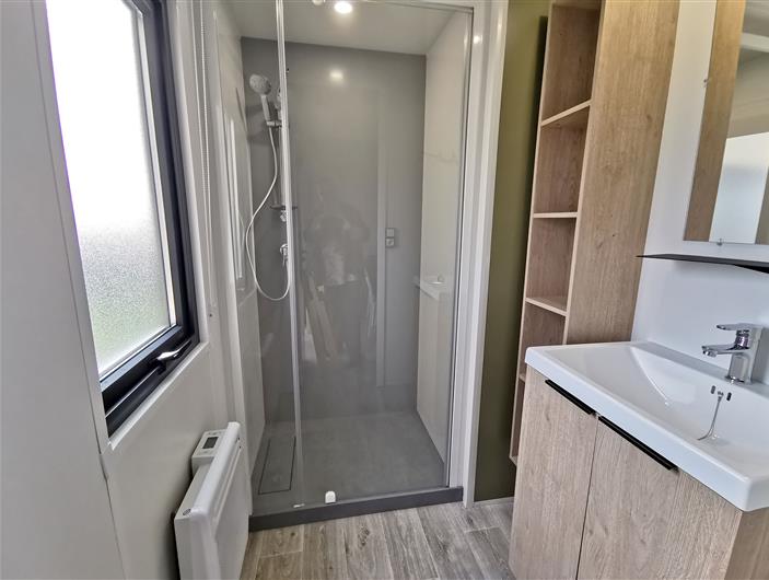 Mobil home - face mer pour 6 personnes au Camping Les Goélands à Ambon proche DAMGAN - salle d'eau