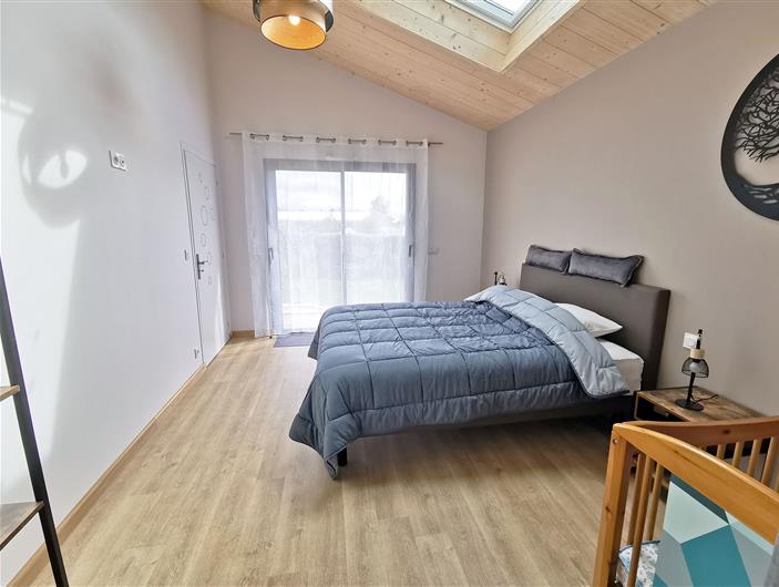 3 chambres PMR - gite grand breizh à Ambon - Chambre avec salle d'eau à gauche 