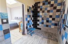 Chambre avec grande douche familiale - Douche PMR pour Personnes à Mobilité Réduite