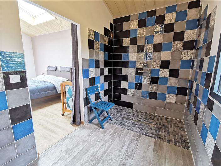 Chambre avec grande douche familiale - Douche PMR pour Personnes à Mobilité Réduite