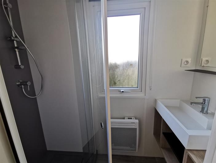 Locatif avec salle d'eau et wc séparé - Camping les Goélands ** à Ambon