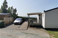 Camping avec location mobil home PMR avec terrasse accessible en fauteuil roulant ou en poussette en bord de mer