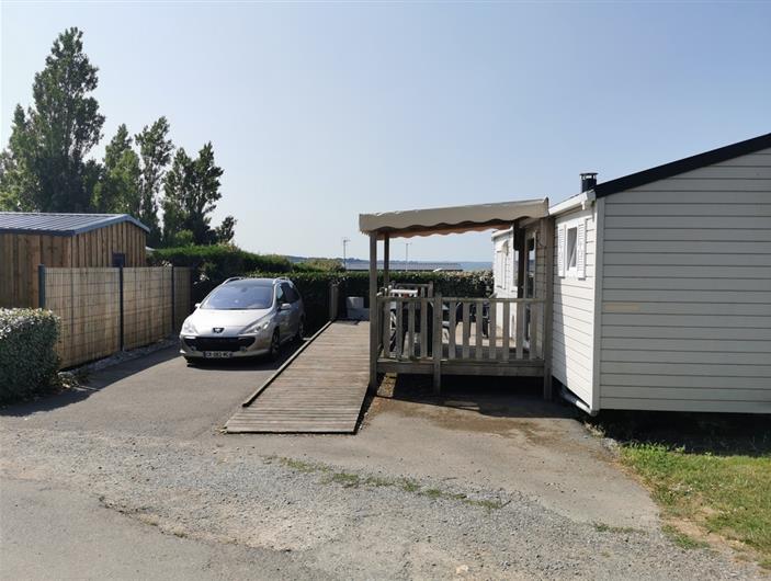 Camping avec location mobil home PMR avec terrasse accessible en fauteuil roulant ou en poussette en bord de mer