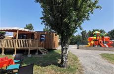 Locatif avec pergolas pour 2 ou 4 pers au Camping Les Goélands à Ambon