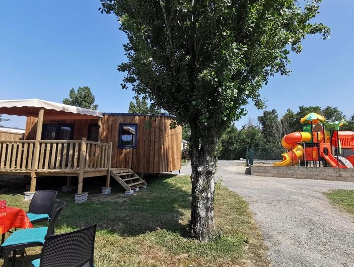Locatif avec pergolas pour 2 ou 4 pers au Camping Les Goélands à Ambon