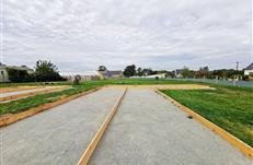 Boulodrome, aires de jeux, balançoire sur le camping Parc Les Goélands à Bétahon