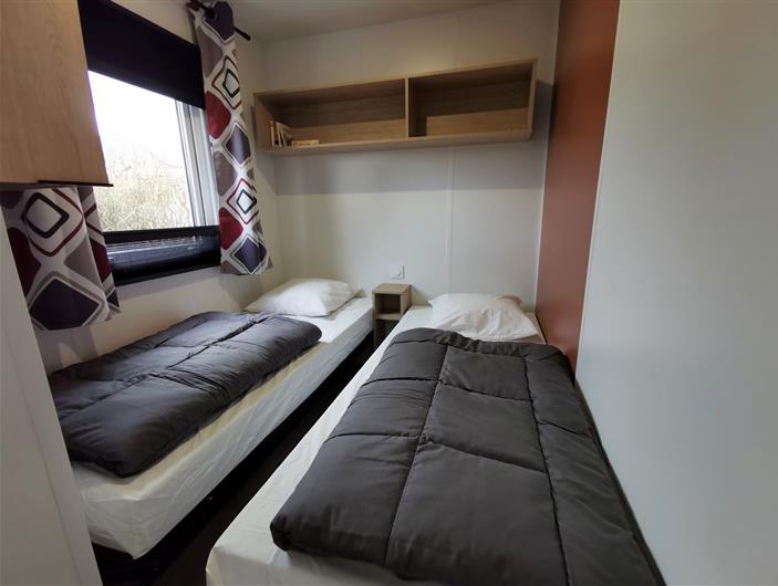 Mobil home 3 ch: Chambre N°3  équipée d'un lit gigogne offrant 2 couchages ( 80X190cm)