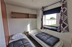 Mobil home 3 ch: Grande chambre N°2 pour 2 pers. Lit de 80X190cm