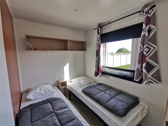 Mobil home 3 ch: Grande chambre N°2 pour 2 pers. Lit de 80X190cm