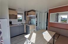 Location mobil home 6 pers - Intérieur et coin cuisine. Camping les Goélands à Ambon 