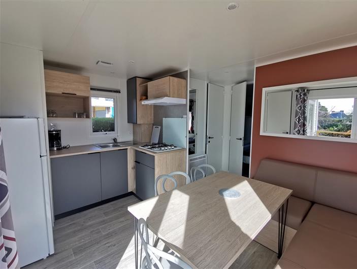 Location mobil home 6 pers - Intérieur et coin cuisine. Camping les Goélands à Ambon 