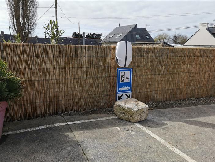 Borne de recharge de recharge voiture électrique. Accès a tous