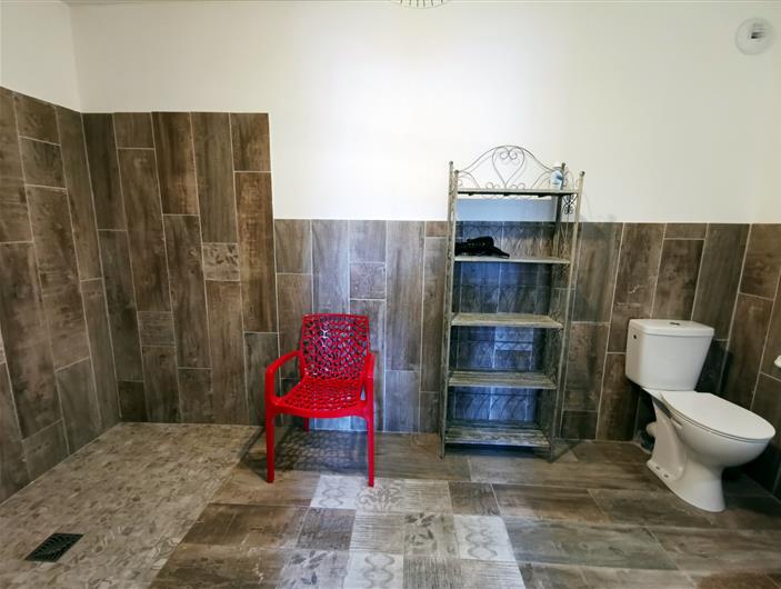 Trés grande salle d'eau accessible facilement en fauteuil roulant