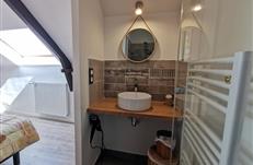 Salle d'eau privative chambre n°4 - lavabo. Gîte Les Goélands à Ambon