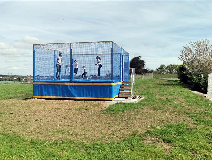 Trampoline avec 4 rebonds au camping PARC Les Goélands