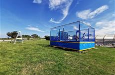 Aire de jeux, trampoline, balançoire, jeux de boulles, piscine couverte