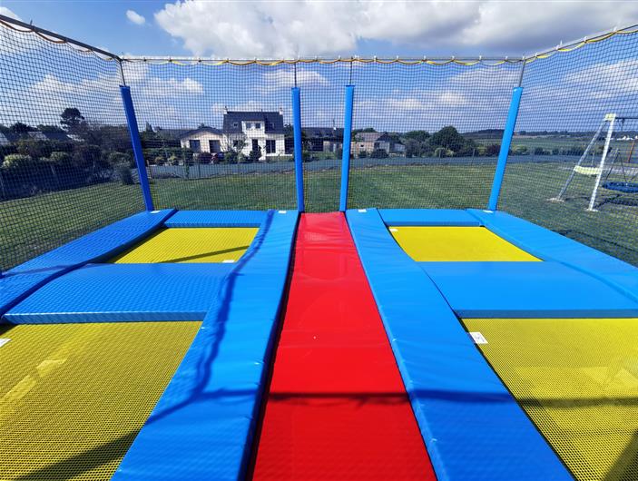 Accéder au trampoline 4 rebonds au camping Parc Les Goélands