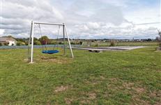 Aire de jeux pour les enfants sur le camping en bord de mer à Ambon-plage - balançoire nid