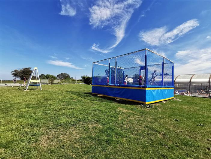 Espace jeux du camping Parc Les Goélands - trampoline, balançoire
