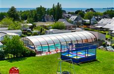 Piscine chauffé et couverte, aire de jeux, trampoline...