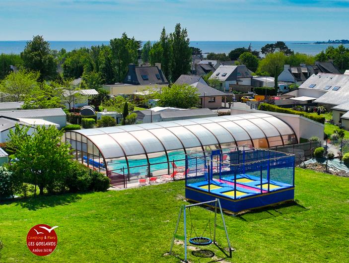 Piscine chauffé et couverte, aire de jeux, trampoline...