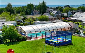 Piscine chauffé et couverte, aire de jeux, trampoline...