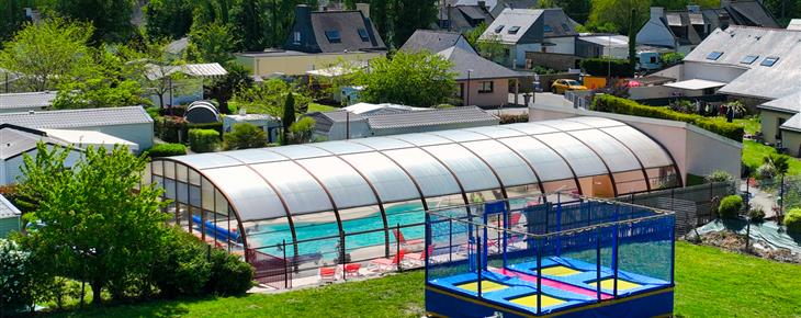 Piscine chauffé et couverte, aire de jeux, trampoline...