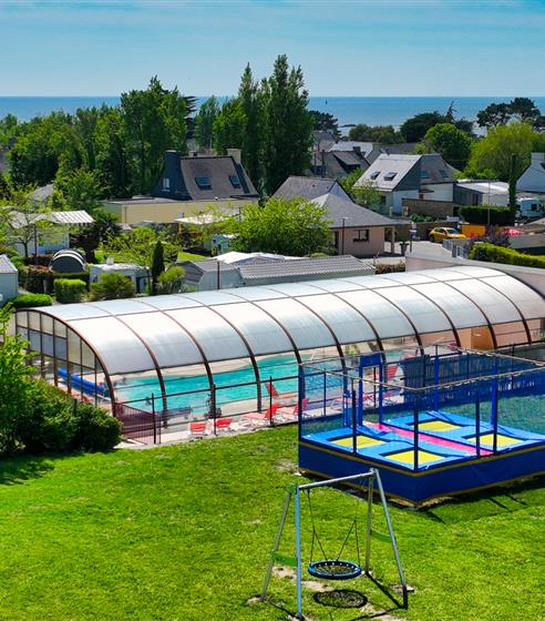 Piscine chauffé et couverte, aire de jeux, trampoline...