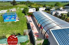 Espace détente de la piscine chauffé et couverte - camping Parc Les Goélands à Ambon