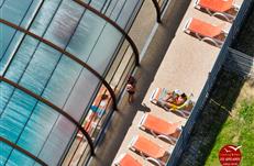 Camping avec solarium et piscine chauffé couverte à Ambon