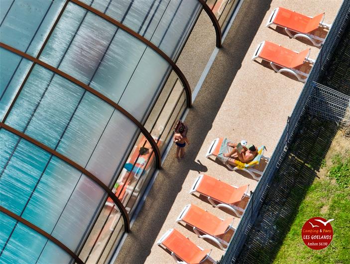 Camping avec solarium et piscine chauffé couverte à Ambon