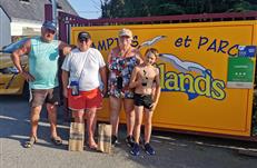 Rencontre de joueurs de pétanque en été