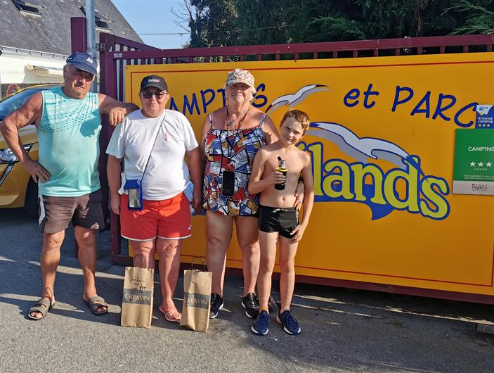 Rencontre de joueurs de pétanque en été