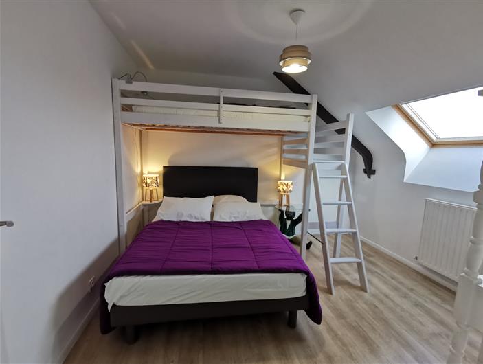 La chambre fuchsia à l'étage  - 1 lit de 140 et un lit de 90 au dessus. Gîte Les Goélands